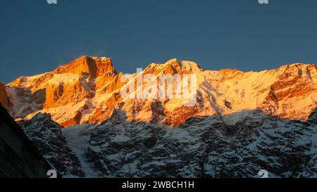 Schneebedeckte Berge, die mit den Sonnenstrahlen im Himalaya glänzen. Der Himalaya beherbergt einige der exotischsten Orte der Welt, darunter das h Stockfoto