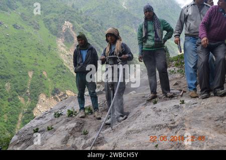 Rudarprayag, Uttarakhand, Indien, Juni 22 2014, Arbeiter mit Bohrmaschine in Kedarnath Wiederaufbauprojekt. Es gibt einen Wiederaufbauplan für die Stockfoto