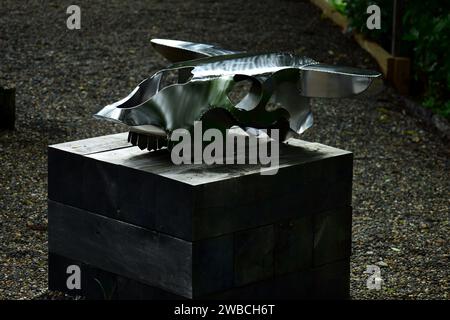 Auckland, Neuseeland. Metallskulptur, die einen Stierschädel mit massiven Hörnern darstellt, im Freien in Brick Bay installiert. Stockfoto