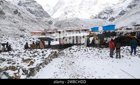 Rudraprayag, Uttarakhand, Indien, Dezember 12 2014, Wiederaufbau in Kedarnath nach der Katastrophe im extremen Winter und Schneefall. Die Regierung hat einen Aufruhr gemacht Stockfoto