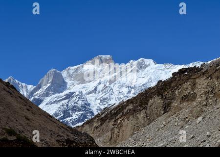 Kedarnath-Gruppe von Gipfel und Berg im Himalaya. Hinter der Stadt und dem Kedarnath-Tempel stehen der majestätische Kedarnath-Gipfel (6.940 Meter) und der Kedar Dome Stockfoto