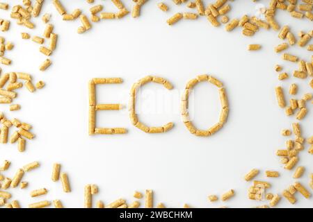 Holzpellets, gebildet im Wort „ECO“, isoliert auf weißem Hintergrund Stockfoto