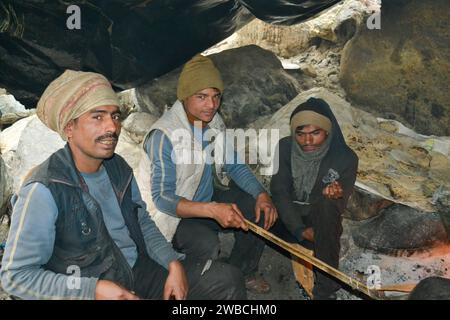 Rudarprayag, Uttarakhand, Indien, 26. April 2014, Männer, die Lebensmittel für Arbeiter des Wiederaufbauprojekts Kedarnath vorbereiten. Im Juni 2013 sah sich Kedarnath einem mehrtägigen Wolkenbruch ausgesetzt, der verheerende Überschwemmungen verursachte. Stockfoto