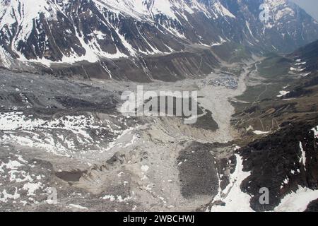 Luftaufnahme der Region Kedarnath nach der Katastrophe 2013. Im Juni 2013 verursachte ein mehrtägiger Wolkenbruch im nordindischen Bundesstaat Uttarakhand verheerende Überschwemmungen und Erdrutsche. Stockfoto