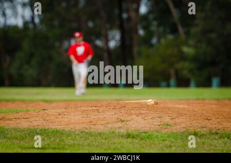 Baseballball liegt auf dem Diamanten neben dem Pitching-Gummi auf dem Hügel, während des Baseballspiels. Stockfoto