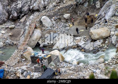 Arbeiter, der für den Wiederaufbau nach Kedarnath nach Katastrophe arbeitet. Kedarnath sah sich im Juni 2013 einer verheerenden Katastrophe ausgesetzt. In dem viele Pilger ihr Leben verloren und etwa 6000 vermisst wurden. Stockfoto