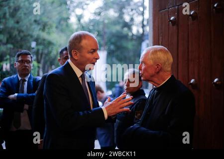 Mexiko-Stadt, Mexiko. Januar 2024. Der Tánaiste (stellvertretender Premierminister Irlands) und der Minister für auswärtige Angelegenheiten und Verteidigung, Micheál Martin, kommen im Casa del RISCO Museum an und werden von einem irischen Priester begrüßt. Quelle: Luis E Salgado/Alamy Live News Stockfoto
