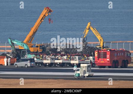 JAL Airbus A350-900 (JL516 von Sapporo Shin-Chitose nach Haneda, reg. JA13XJ) wurde am 6. Januar 2024 von der Start- und Landebahn C am Flughafen Haneda entfernt. Quelle: Aviation Wire/AFLO/Alamy Live News Stockfoto