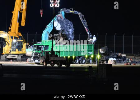 JAL Airbus A350-900 (JL516 von Sapporo Shin-Chitose nach Haneda, reg. JA13XJ) wurde am 6. Januar 2024 von der Start- und Landebahn C am Flughafen Haneda entfernt. Quelle: Aviation Wire/AFLO/Alamy Live News Stockfoto