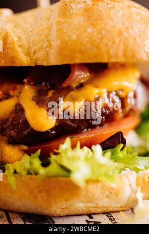 Appetitlicher Burger mit frischen Tomaten und Salat Stockfoto