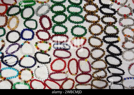 Ausstellung von handgefertigten Armbandperlen in einer Vielzahl von Farben für Souvenirs oder persönliche Kleidung am Handgelenk, Singapur. 2024 Stockfoto