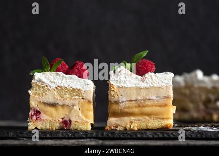 Hausgemachter Kuchen mit frischen Bananen, Himbeeren, Vanillecreme, weicher Kruste und weißer Schlagsahne. Köstlich, cremig, erfrischend süß Stockfoto