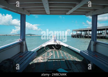 Schnellbootbogen auf der Fahrt mit wunderschönem Wasser und blauem Himmel zur Insel Samed, Thailand. Schnellboot Bug beim Segeln auf dem blauen Ozean Stockfoto