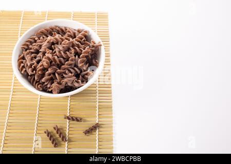Bio gekochte Buchweizen Fusilli Nudeln auf weißem Hintergrund. Glutenfreie Vollkornnudeln. Gesundes Lebensmittelkonzept Stockfoto