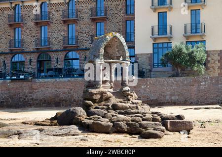 Das Oratorium von Saint-Guirec ist ein christliches Oratorium auf einem Felsen, wenige Meter vom Strand von Ploumanac'h entfernt, in der Stadt Perros-Guirec, Côtes-d'A Stockfoto
