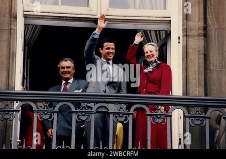 Kronprinz Frederik von Dänemark (R) und seine Mutter Königin Margrethe II  von Dänemark (L) Lächeln und winken vom Balkon von Schloss Amalienborg in  Kopenhagen, Dänemark, 26. Mai 2008. Der Kronprinz feierte seinen