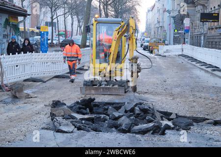 Leipzig, 10.01.2024 Rohrbruch an einer Trinkwasserleitung in der Südvorstadt - Kurt-Eisner-Straße Ecke Karl-Liebknecht-Straße Verkehrsbehinderungen Leipzig. Aufgrund eines Rohrschadens kommt es derzeit in Leipzig auf der Karl-Liebknecht-Straße in der Höhe Kurt-Eisner-Straße zu Behinderungen. Am Mittwochmorgen ist dort eine Trinkwasserleitung kaputt gegangen. Die Leipziger Wasserwerke arbeiten bereits an der Behebung des Schadens. Allerdings besteht durch das ausgetretene Wasser aufgrund der aktuellen Witterung im Kreuzungsbereich Glatteisgefahr. Verkehrsteilnehmer werden gebeten, den Bereich insbe Stockfoto