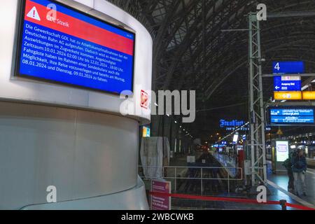 10. Januar 2024, Hessen, Frankfurt/Main: Ein Display informiert Passagiere über den GDL-Streik. Die Deutsche Zugführergewerkschaft (GDL) hat im aktuellen Lohnstreit mit der Deutschen Bahn und anderen Unternehmen ab Mitte der Woche den ersten mehrtägigen Streik einberufen. Foto: Helmut Fricke/dpa Stockfoto