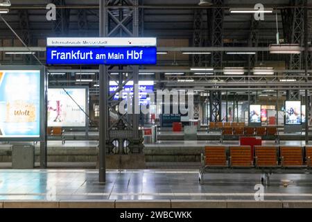 10. Januar 2024, Hessen, Frankfurt/Main: Leere Bahnsteige am Hauptbahnhof. Die Deutsche Zugführergewerkschaft (GDL) hat im aktuellen Lohnstreit mit der Deutschen Bahn und anderen Unternehmen ab Mitte der Woche den ersten mehrtägigen Streik einberufen. Foto: Helmut Fricke/dpa Stockfoto