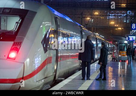 10. Januar 2024, Hessen, Frankfurt/Main: Zugbegleiter stehen auf dem Bahnsteig eines Zuges. Die Deutsche Zugführergewerkschaft (GDL) hat im aktuellen Lohnstreit mit der Deutschen Bahn und anderen Unternehmen ab Mitte der Woche den ersten mehrtägigen Streik einberufen. Foto: Helmut Fricke/dpa Stockfoto