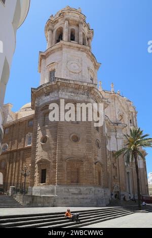 CADIZ, SPANIEN - 22. MAI 2017: Dies ist einer der Türme der Kathedrale vom Heiligen Kreuz. Stockfoto