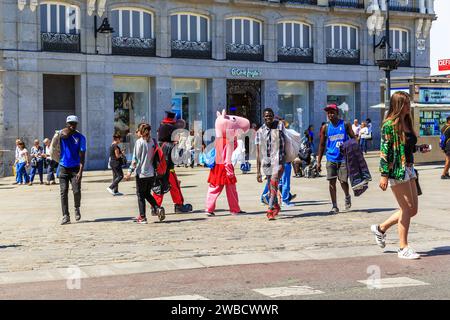 MADRID, SPANIEN - 24. MAI 2017: Nicht identifizierte Künstler, Touristen und Bürger bewegen sich auf dem zentralen Platz der Stadt in verschiedene Richtungen. Stockfoto