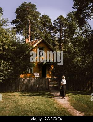 A Cabin in the Woods: Ein friedlicher Rückzugsort aus der Welt Stockfoto