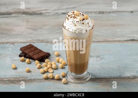 Haselnuss- und Schokoladenmilchshake mit Kaffee darüber Stockfoto