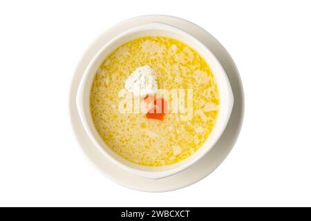 Gewürzte Fischsuppe auf einem weißen Porzellanteller Stockfoto