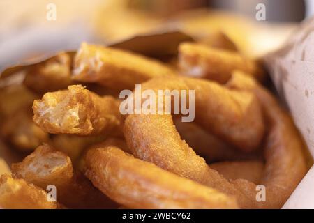 Ganz in der Nähe von Porra, ähnlich wie Churros, ist ein klassisches spanisches Frühstück, das mit heißer Schokolade oder Kaffee mit Milch serviert wird Stockfoto