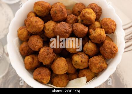 Blick von oben auf hausgemachte Fleischbällchen, Bällchen mit Fleisch gefüllt mit Öl frittiert Stockfoto