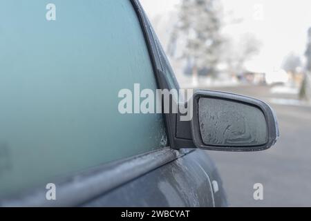 Winterhintergrund, Autofenster und Spiegel gefroren Stockfoto