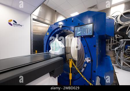 09. Januar 2024, Sachsen, Dresden: Vor der Protonentherapieeinrichtung OncoRay, dem Nationalen Zentrum für Strahlenforschung in der Onkologie des Universitätsklinikums Dresden, liegt ein mit Wasser gefüllter Dummy vor der offiziellen Inbetriebnahme eines wissenschaftlichen Prototyps für kontrastreiche Live-Bildgebung in der Protonentherapie. Mit der weltweit einzigartigen Kombination von Magnetresonanztomographie (MRT) und Protonentherapie (PT) in Form eines Prototyps soll es künftig möglich sein, Patienten während ihrer Strahlenbehandlung mittels Echtzeit-MRT-Bildgebung zu überwachen und damit die Genauigkeit von deutlich zu verbessern Stockfoto