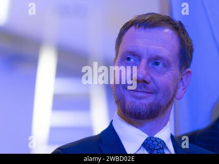 09. Januar 2024, Sachsen, Dresden: Michael Kretschmer (CDU), Ministerpräsident von Sachsen, steht bei der offiziellen Inbetriebnahme eines wissenschaftlichen Prototyps für kontrastreiche Live-Bildgebung in der Protonentherapie am OncoRay, dem Nationalen Zentrum für Strahlenforschung in der Onkologie des Universitätsklinikums Dresden, neben der Protonentherapieeinrichtung. Mit der weltweit einzigartigen Kombination von Magnetresonanztomographie (MRT) und Protonentherapie (PT) in Form eines Prototyps soll es zukünftig möglich sein, Patienten während ihrer Strahlenbehandlung mittels Echtzeit-MRT-Bildgebung zu überwachen und damit signifikant zu sein Stockfoto