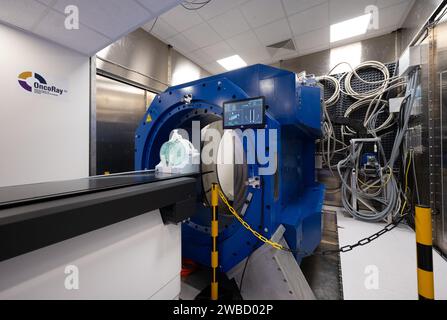 09. Januar 2024, Sachsen, Dresden: Vor der Protonentherapieeinrichtung OncoRay, dem Nationalen Zentrum für Strahlenforschung in der Onkologie des Universitätsklinikums Dresden, liegt ein mit Wasser gefüllter Dummy vor der offiziellen Inbetriebnahme eines wissenschaftlichen Prototyps für kontrastreiche Live-Bildgebung in der Protonentherapie. Mit der weltweit einzigartigen Kombination von Magnetresonanztomographie (MRT) und Protonentherapie (PT) in Form eines Prototyps soll es künftig möglich sein, Patienten während ihrer Strahlenbehandlung mittels Echtzeit-MRT-Bildgebung zu überwachen und damit die Genauigkeit von deutlich zu verbessern Stockfoto