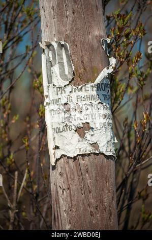 POSTED 'No Hunting, Fishing, Fallen' Schild in Sugar Grove, Pennsylvania Stockfoto