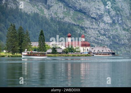 22. Juli 2020, Bayern, Schönau am Königssee: Ein elektrisch angetriebenes Passagierschiff Königssee Schifffahrt ist auf dem Königssee vor der Wallfahrtskirche St. Bartholomä auf der Halbinsel Hirschau am Königssee. Foto: Matthias Balk/dpa Stockfoto