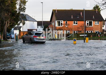 Das Auto fährt nach Sturm henk durch das Hochwasser in der belton Road loughborough Stockfoto