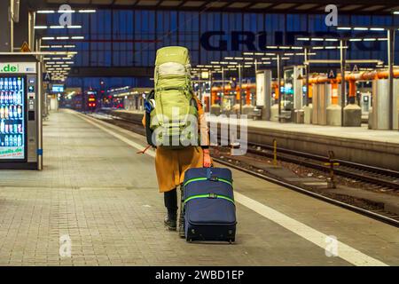 Streik der Lokführergewerkschaft GDL, eine einzelne Reisende morgens im fast leeren Hauptbahnhof, München, 10. Januar 2024 Deutschland, München, 10. Januar 2024, GDL Streik, leere Bahnsteige morgens um 7:30 Uhr im Hauptbahnhof, nur eine einzelne Reisende mit Gepäck sucht nach einem Zug, der fährt, sonst herrscht hier um diese Zeit geschäftiges Treiben, die Deutsche Bahn hat einen Notfahrplan aufgestellt, dreitägiger Streik der Lokführergewerkschaft GDL, Streik im Personenverkehr bis Freitag 18 Uhr, massive Beeinträchtigung des Bahnverkehrs, Regional- und Fernverkehr sind betroffen, die GDL ford Stockfoto