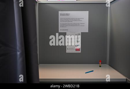 Berlin, Deutschland. Januar 2024. Ein Wahllokal im Bezirkswahlamt Reinickendorf. Am 11. Februar findet die Wiederwahl in Berlin statt. Quelle: Jens Kalaene/dpa/Alamy Live News Stockfoto