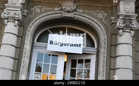 Berlin, Deutschland. Januar 2024. Der Eingang zum Bürgeramt Reinickendorf. Die Teams der Bürgerdienste befassen sich in der Regel mit Pässen, Personalausweisen, Aufenthaltsregistrierungen und ähnlichem. Quelle: Jens Kalaene/dpa/Alamy Live News Stockfoto