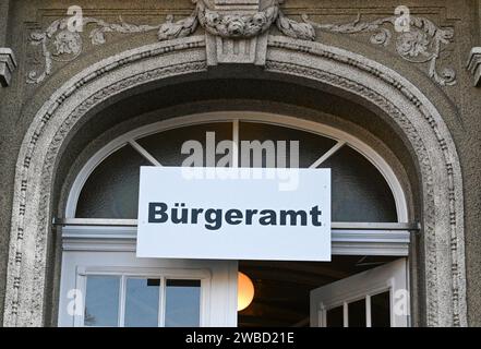 Berlin, Deutschland. Januar 2024. Der Eingang zum Bürgeramt Reinickendorf. Die Teams der Bürgerdienste befassen sich in der Regel mit Pässen, Personalausweisen, Aufenthaltsregistrierungen und ähnlichem. Quelle: Jens Kalaene/dpa/Alamy Live News Stockfoto