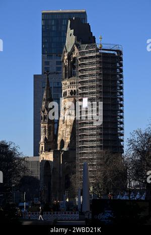 Berlin, Deutschland. Januar 2024. Die evangelische Kaiser-Wilhelm-Gedächtniskirche am Breitscheidplatz in Charlottenburg. Das Waldorf-Astoria Hotel im Hintergrund. Quelle: Jens Kalaene/dpa/Alamy Live News Stockfoto