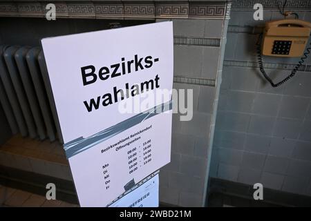 Berlin, Deutschland. Januar 2024. Das Bezirkswahlamt Reinickendorf. Am 11. Februar findet die Wiederwahl in Berlin statt. Quelle: Jens Kalaene/dpa/Alamy Live News Stockfoto