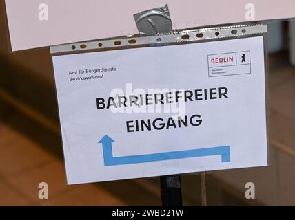 Berlin, Deutschland. Januar 2024. Ein barrierefreier Eingang ist im Bürgeramt mit dem Bezirkswahlamt Reinickendorf beschildert. Am 11. Februar findet die Wiederwahl in Berlin statt. Quelle: Jens Kalaene/dpa/Alamy Live News Stockfoto