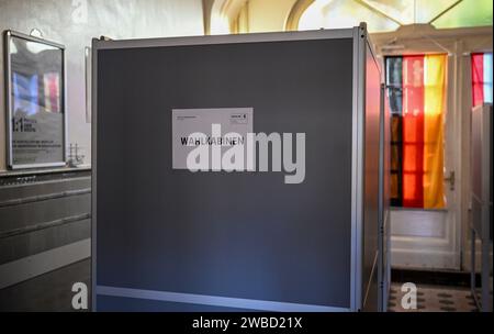 Berlin, Deutschland. Januar 2024. Wahllokale stehen im Wahlamt Reinickendorf zur Verfügung. Am 11. Februar findet die Wiederwahl in Berlin statt. Quelle: Jens Kalaene/dpa/Alamy Live News Stockfoto