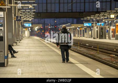 Streik der Lokführergewerkschaft GDL, leere Bahnsteige morgens im Hauptbahnhof, München, 10. Januar 2024 Deutschland, München, 10. Januar 2024, GDL Streik, ein einzelner Bahnmitarbeiter wartet morgens um 7:30 Uhr am Bahnsteig, leerer Hauptbahnhof, sonst herrscht hier um diese Zeit geschäftiges Treiben, die Deutsche Bahn hat einen Notfahrplan aufgestellt, dreitägiger Streik der Lokführergewerkschaft GDL, Streik im Personenverkehr bis Freitag 18 Uhr, massive Beeinträchtigung des Bahnverkehrs, Regional- und Fernverkehr sind betroffen, die GDL fordert deutlich mehr Lohn, und Reduzierung der Arbeits Stockfoto