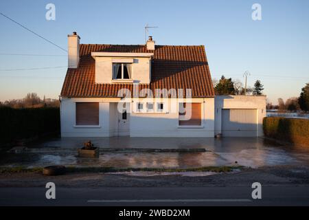 Clairmarais, Frankreich. Januar 2024. Blick auf ein überflutetes Haus in einem Gebiet, das durch den steigenden Wasserspiegel vom Hochwasser betroffen war, in Clairmarais, im Département Pas-de-Calais, Nordfrankreich, am 9. Januar 2024. Foto: Raphael Lafargue/ABACAPRESS.COM Credit: Abaca Press/Alamy Live News Stockfoto