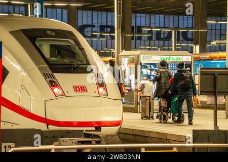 Streik der Lokführergewerkschaft GDL, einzelner ICE im Hauptbahnhof, Notfahrplan der Bahn, München, 10. Januar 2024 Deutschland, München, 10. Januar 2024, GDL Streik, ein einziger ICE morgens um 7:30 Uhr im Hauptbahnhof, die Deutsche Bahn hat einen Notfahrplan aufgestellt, dreitägiger Streik der Lokführergewerkschaft GDL, Streik im Personenverkehr bis Freitag 18 Uhr, massive Beeinträchtigung des Bahnverkehrs, Regional- und Fernverkehr sind betroffen, die GDL fordert deutlich mehr Lohn, und Reduzierung der Arbeitszeit auf 35 Stunden pro Woche, Tarifrunde, Tarifverhandlungen, Gewerkschaft, Deutsc Stockfoto