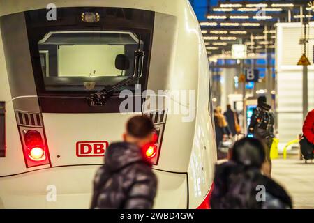 Streik der Lokführergewerkschaft GDL, einzelner ICE im Hauptbahnhof, Notfahrplan der Bahn, München, 10. Januar 2024 Deutschland, München, 10. Januar 2024, GDL Streik, ein einziger ICE morgens um 7:30 Uhr im Hauptbahnhof, die Deutsche Bahn hat einen Notfahrplan aufgestellt, dreitägiger Streik der Lokführergewerkschaft GDL, Streik im Personenverkehr bis Freitag 18 Uhr, massive Beeinträchtigung des Bahnverkehrs, Regional- und Fernverkehr sind betroffen, die GDL fordert deutlich mehr Lohn, und Reduzierung der Arbeitszeit auf 35 Stunden pro Woche, Tarifrunde, Tarifverhandlungen, Gewerkschaft, Deutsc Stockfoto